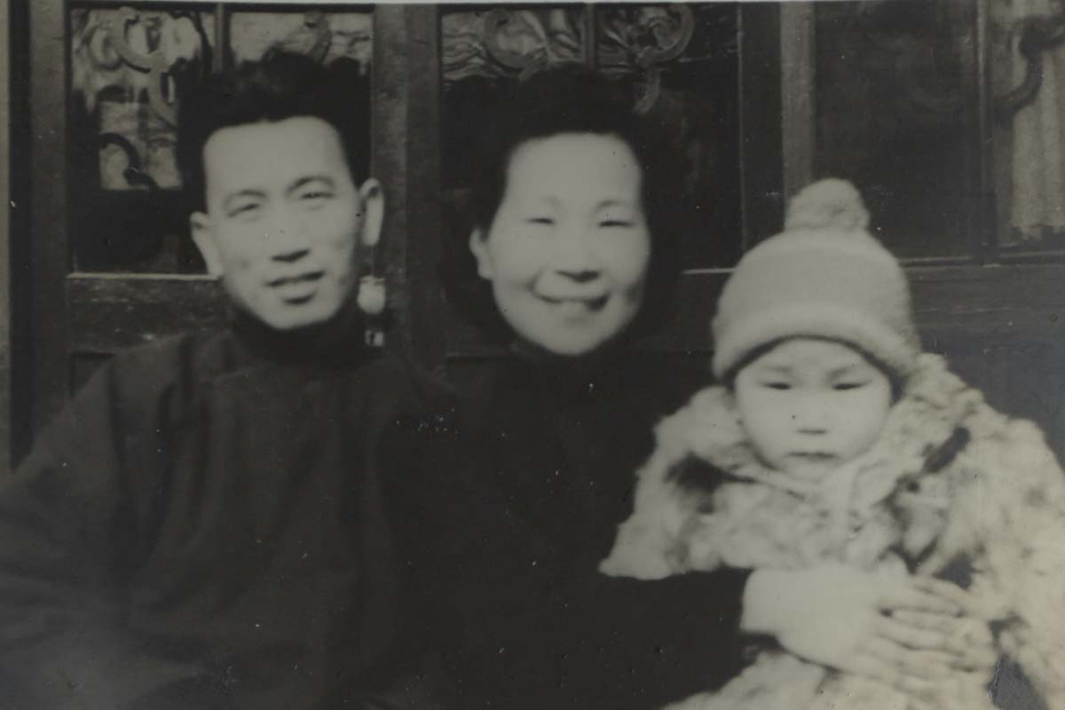 1949年,王平与父母在自家四合院合影