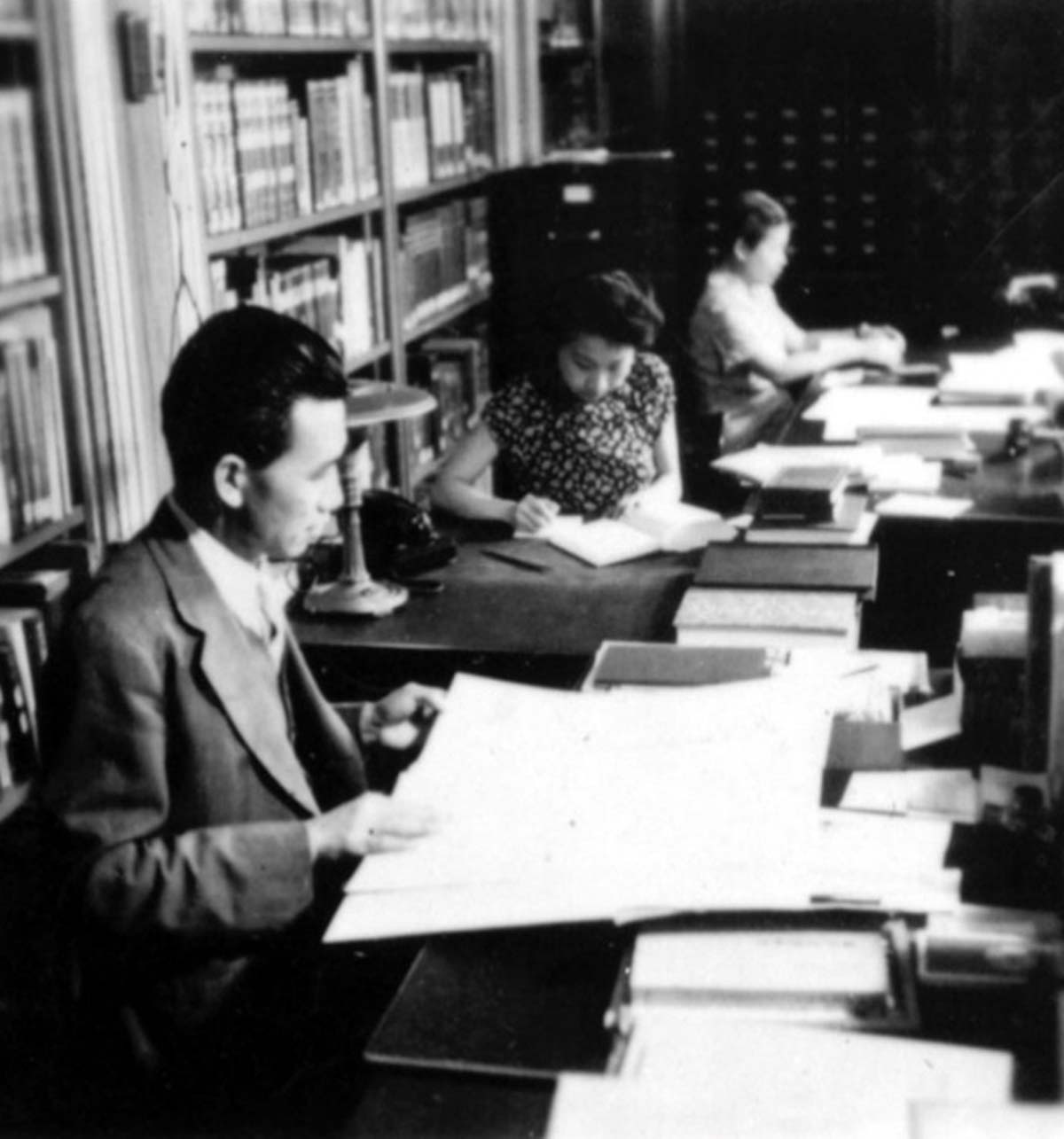 1943年,王重民在美国国会图书馆鉴定善本书